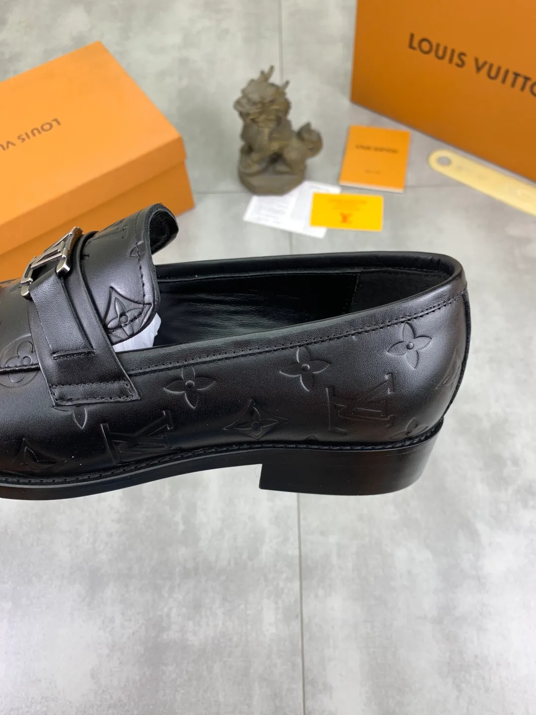 Men's Men's Shoes 💰P420 [New Style] 💰Yangli💎💎💎[Louis Vuitton] LV high-end men's formal business leather shoes, original order 1:1! Original imported calfskin, original metal buckle, imported sheepskin lining for feet, original outsole, men's shoe size: 39-45 (38.46 customized) black optional